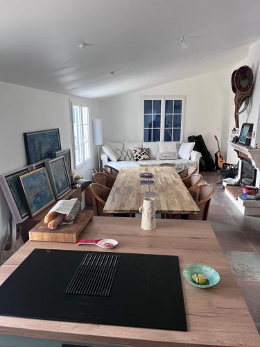 un salon avec une table et un canapé dans l'établissement Villa Ma-Oé, à L'Aiguillon-la-Presqu'île