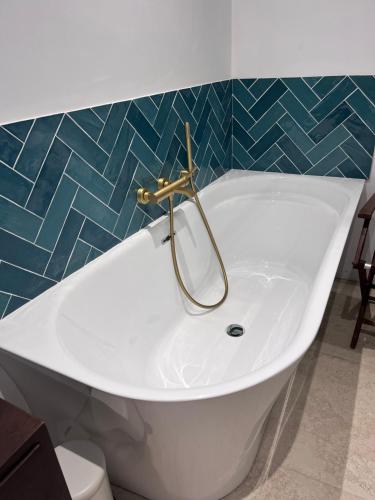 une baignoire avec un robinet dans une salle de bain dans l'établissement Villa Ma-Oé, à L'Aiguillon-la-Presqu'île