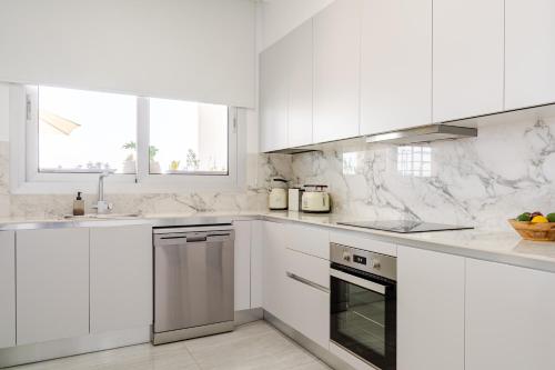 Η κουζίνα ή μικρή κουζίνα στο YAMAS Urban Living Platinum 77 Penthouse