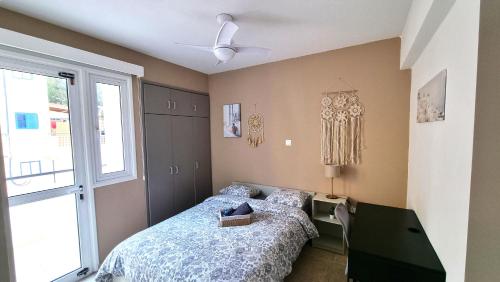 ラルナカにある5 Min Walk to Beach, Perfect Seaside Escape 3BR Shared Apartmentのベッドと窓のある寝室