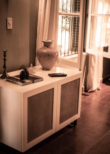 a white table with a vase on top of it at Casa La Lilia - Villa María Hotel in San Bernardino