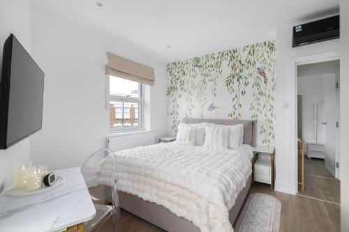 Postel nebo postele na pokoji v ubytování Battersea Park & Power Station, USA Embassy Newly renovated elegant 2bed