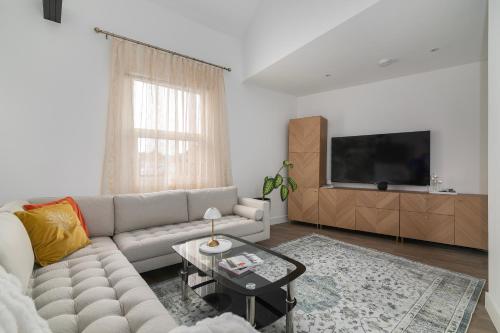 a living room with a couch and a tv at Stylish 2 bed with AC Battersea Park & Power Station, USA Embassy in London