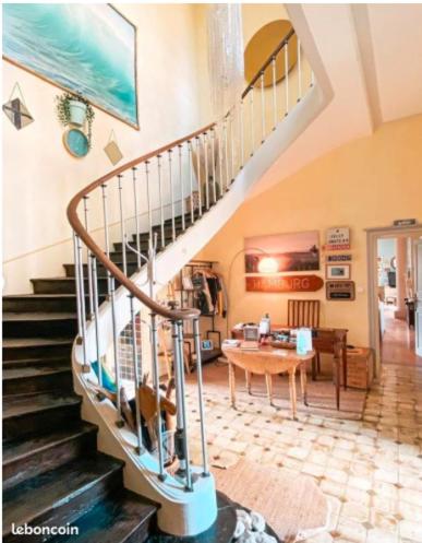 - un escalier en colimaçon dans une pièce avec un salon dans l'établissement Jolly Château - private room 