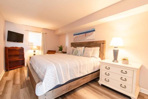 una camera con letto, cassettiera e televisore di Oceanfront with Lazy River and Huge Pool Oasis a Myrtle Beach