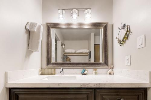 un baño con lavabo y espejo en Quaint Prospector Lodge Studio #729, en Park City
