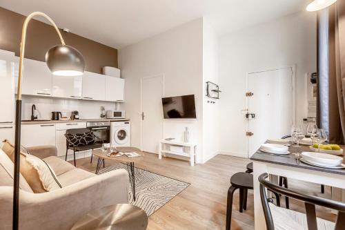 un salon et une cuisine avec un canapé et une table dans l'établissement A11#RépubliqueMarais1BedRoomParis03AC, à Paris