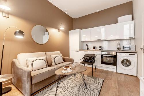 un salon avec un canapé et une table dans l'établissement A11#RépubliqueMarais1BedRoomParis03AC, à Paris