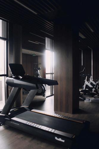 a gym with several treadmills and a treadmill at Apec Mandala Mũi Né Sun Sea Condotel in Mui Ne