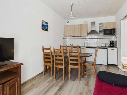 une cuisine et une salle à manger avec une table et des chaises dans l'établissement Appartement 3 pièces proche plage et commerces, 6 couchages, balcon – Agde - FR-1-423-198, au Grau-dʼAgde