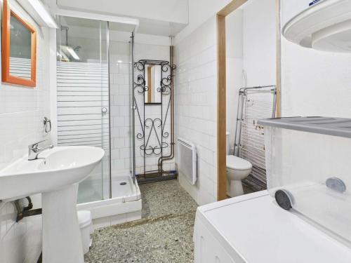 une salle de bain blanche avec un lavabo et des toilettes dans l'établissement Appartement 3 pièces proche plage et commerces, 6 couchages, balcon – Agde - FR-1-423-198, au Grau-dʼAgde