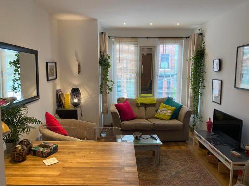 Χώρος καθιστικού στο True Colours Apartment in Central Location