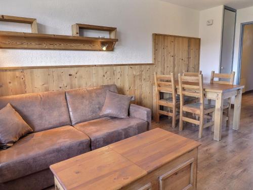un salon avec un canapé et une table dans l'établissement Appartement La Tania 2 Pièces, 4 Pers, Ski aux Pieds, Balcon, Résidence Grand Bois - FR-1-182A-15, à Courchevel