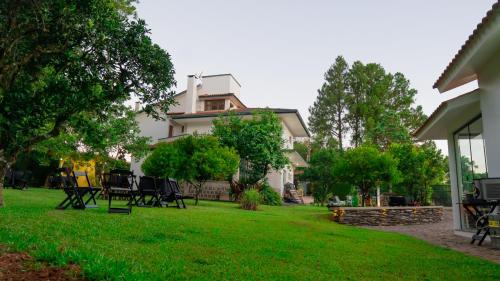 Taman di luar Pousada CHÂTEAU LUMIÈRE