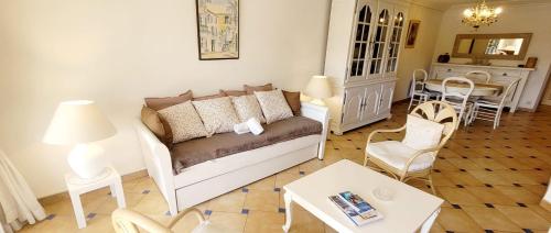 un salon avec un canapé et une table dans l'établissement Superb Apt Great Comfort with Balcony & Pool, à Sainte-Maxime