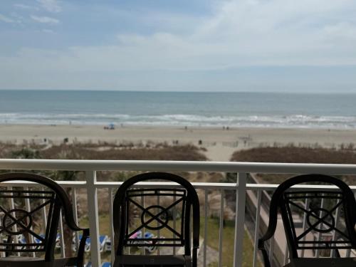 2 Stühle auf einem Balkon mit Strandblick in der Unterkunft NEW OCEANFRONT 2br2ba - Camelot 411 in Myrtle Beach