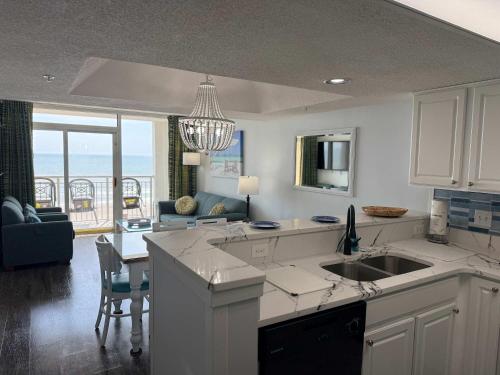 Galeriebild der Unterkunft NEW OCEANFRONT 2br2ba - Camelot 411 in Myrtle Beach