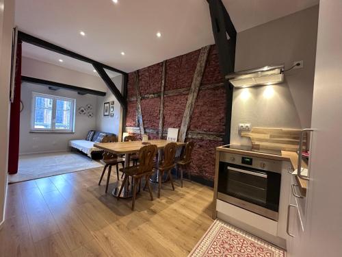 - une cuisine et une salle à manger avec une table et un canapé dans l'établissement B'm Gretel - Duplex 4 pers - Vue Cathédrale - Centre Historique, à Colmar