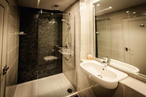 Koupelna v ubytování Hotel Isaacs Cork City