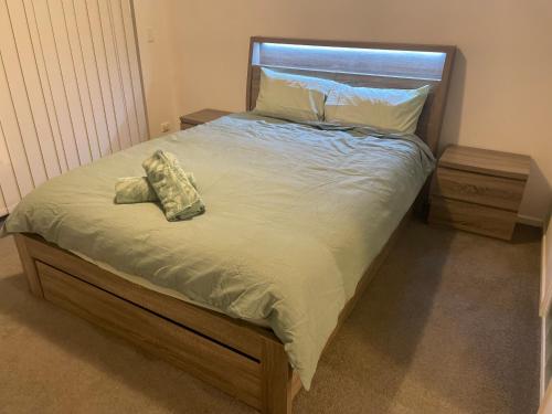 un letto con due cuscini sopra in una camera da letto di A 3 bedders close to everything a Brisbane
