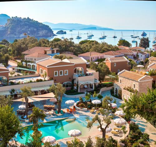 パルガにあるParga Beach Resortのリゾートの空中を望む