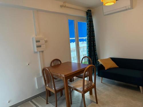 un salon avec une table, des chaises et un canapé dans l'établissement Bilocale con Ampia Terrazza, à Menton