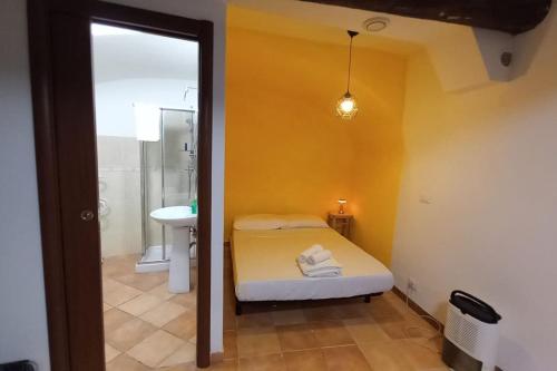 une petite chambre avec un lit et un lavabo dans l'établissement Vieille ville Menton, à Menton