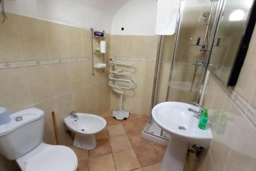 マントンにあるVieille ville Menton-ideale invernoのトイレ、洗面台、シャワー付きのバスルーム