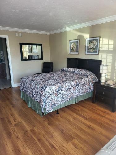 Ein Bett oder Betten in einem Zimmer der Unterkunft Gulfcoast Inn Naples