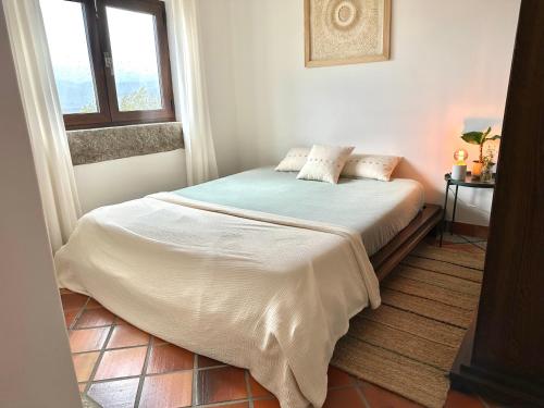 En eller flere senge i et værelse på Serra Retreat