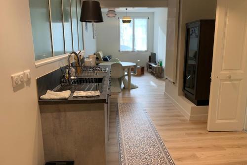 une cuisine avec un évier et une salle à manger dans l'établissement Ô ma belle demeure - Parking Privé, à Aix-les-Bains