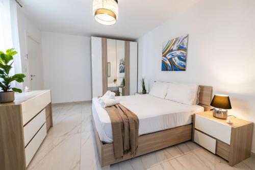 Ένα ή περισσότερα κρεβάτια σε δωμάτιο στο Stunning 2BR Apartment in Sliema - APT 21