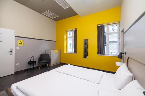 Uma cama ou camas num quarto em The Hive Party Hostel Budapest
