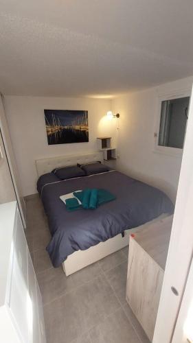 une chambre avec un grand lit dans une pièce dans l'établissement Vacation home Ardèche-Piscine Copropriété, à Saint-Martin-dʼArdèche