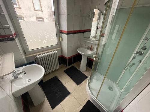 a bathroom with a glass shower and a sink at 1er etage entier, 2 Appartements, 10 Pers in Delle