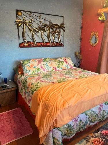 Un dormitorio con una cama con una manta naranja. en No bad days loft Artisans Dream, en Puerto Peñasco