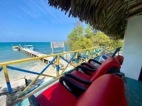 une promenade en bateau sur l'eau dans l'établissement Hostal Doña Aura, à Tintipan Island