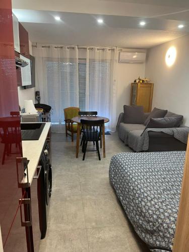 un salon avec un canapé et une table dans l'établissement Hyères Port studio HYERES PARK, à Hyères