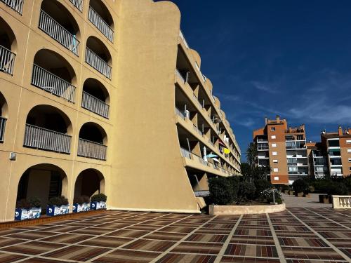 - un grand bâtiment dans l'établissement Hyères Port studio HYERES PARK, à Hyères