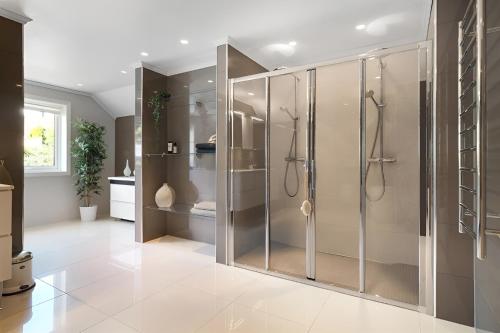 Koupelna v ubytování Beachfront Villa with Jacuzzi, Cinema & Canoe