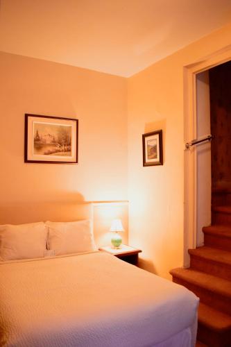 Postel nebo postele na pokoji v ubytování Hotel Terrasse Dufferin