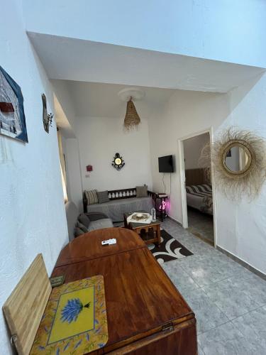Μια τηλεόραση ή/και κέντρο ψυχαγωγίας στο Cosy Ground Floor Studio with Terrace