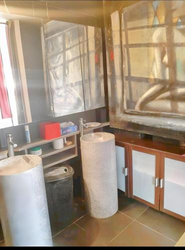 - une cuisine avec deux empilements de serviettes en papier dans l'établissement Le Loft, à Cannes