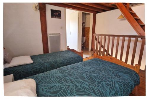 - une chambre avec 2 lits jumeaux et un escalier dans l'établissement L'Iranget, maison de vacances 6 pers à 100 mètres des plages de Valras-Plage, à Valras-Plage