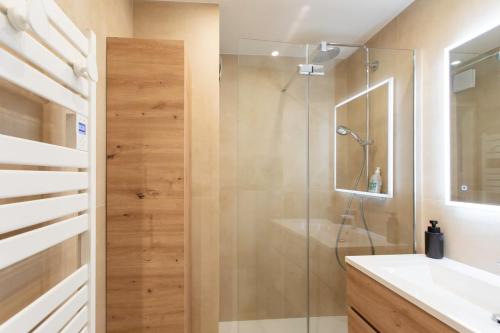 une salle de bain avec douche et lavabo dans l'établissement #41 Flat for 6, 3 Bdrs Parking Wifi 5mins walk Tram T1, à Nice