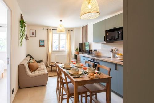 une cuisine et un salon avec une table et des chaises dans l'établissement #41 Flat for 6, 3 Bdrs Parking Wifi 5mins walk Tram T1, à Nice