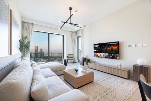 Downtown Chic 2 Bedroom Apartment I Dubai Mall Access I Views of Burj Khalifa from Pool I Free Parking, Gym, Pool & Wi-Fi I by Meerak
