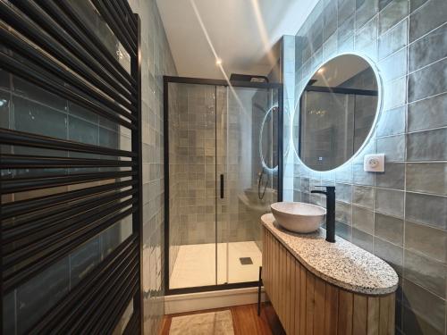 une salle de bain avec un lavabo et un miroir dans l'établissement Paris RoofTop, à Paris