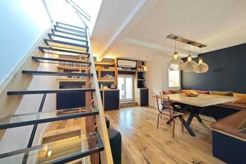 Un escalier mène au salon et à la salle à manger. dans l'établissement Paris RoofTop, à Paris