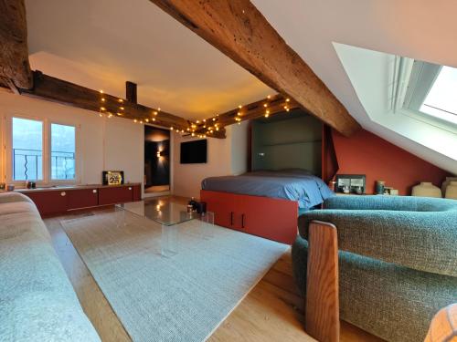 une chambre avec un lit et un canapé dans l'établissement Paris RoofTop, à Paris